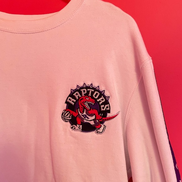 TORONTO RAPTORS WHITE CREWNECK WITH VINTAGE PURPLE RAPTORS ALONG SLEEVES MEDIUM - Picture 2 of 3